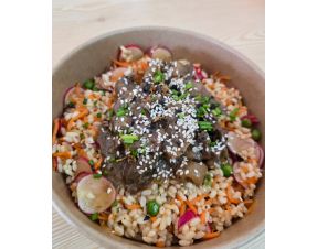Boeuf aux oignons, riz aux légumes et furikaké