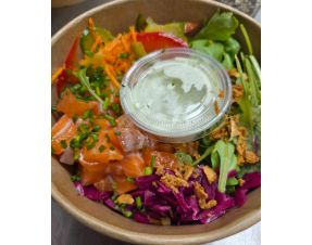 POKESAUMON : Tartare de saumon, roquette, radis, carottes, pickles chou, boulgour, cream cheese moutarde et herbes