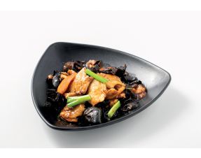 Poulet sauté aux champignons noirs 木耳炒鸡