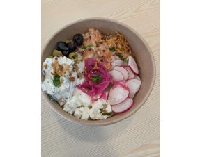 # ASAP Poké : saumon mariné, Tzatziki, Radis, fêta, olives noires, riz citronné 