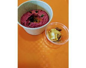 # houmous de betteraves et pois chiches, tuile au paprika 
