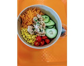 # AsapPoke : carottes, concombres, mais, tomates cerises, poulet teriyaki et Riz mariné au soja